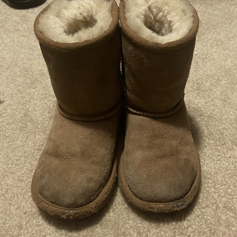 I have many shoes that my daughter left.